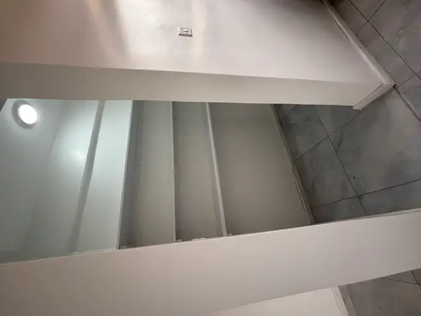 Modern One Bedroom Apartment for Rent - Image 9